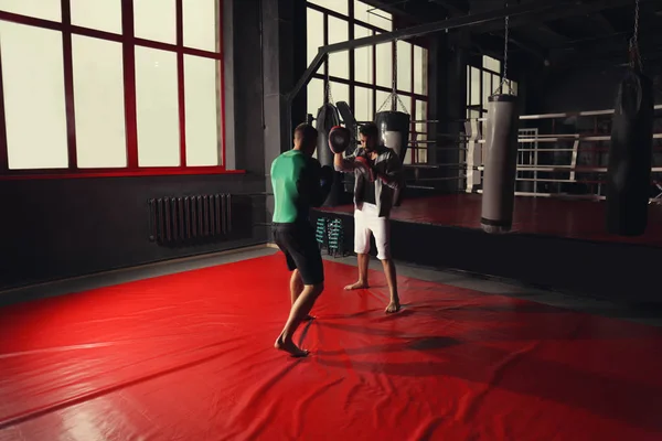 Entrenamiento de boxeadores en gimnasio —  Fotos de Stock