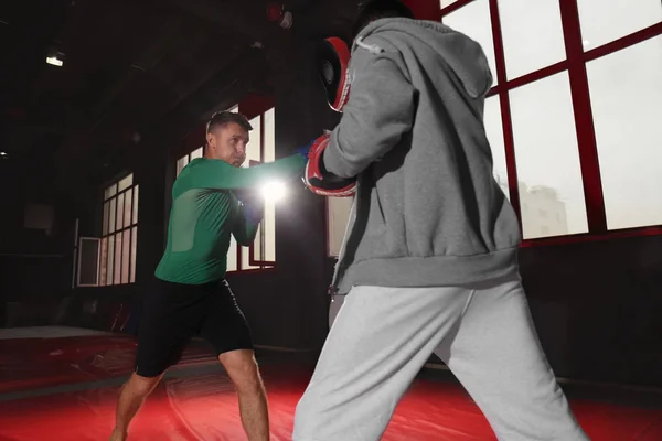 Entrenamiento de boxeadores en gimnasio — Foto de Stock