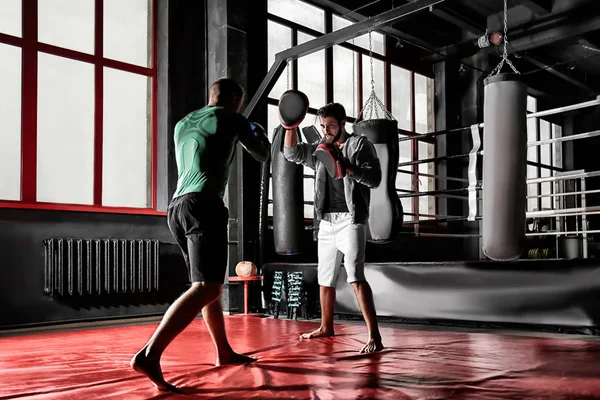 Boxeurs entraînement dans la salle de gym — Photo