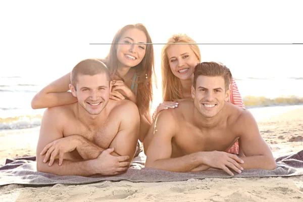 Ungdomar på stranden — Stockfoto