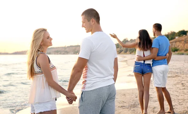 Pareja Joven Caminando Playa — Foto de Stock