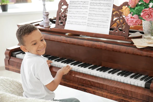 Маленький Афроамериканец Играет Пианино Помещении — стоковое фото