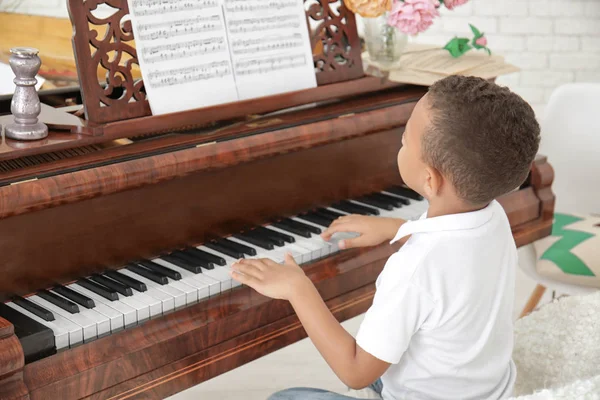Afroamerikansk Pojke Spela Piano Inomhus — Stockfoto