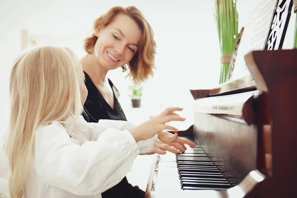 Dziewczynka Nauczyciel Nauka Gry Pianinie Pomieszczeniu — Zdjęcie stockowe