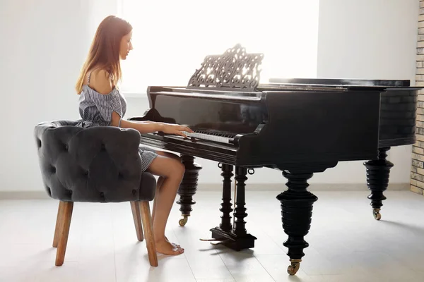 Mujer Tocando Piano Casa —  Fotos de Stock