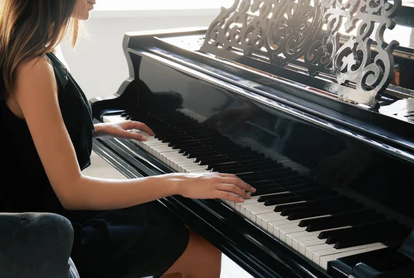 Mulher Tocando Piano Casa — Fotografia de Stock