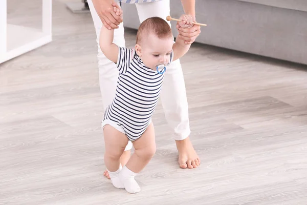 Mutter Hilft Ihrem Baby Hause Auf Dem Boden Gehen — Stockfoto