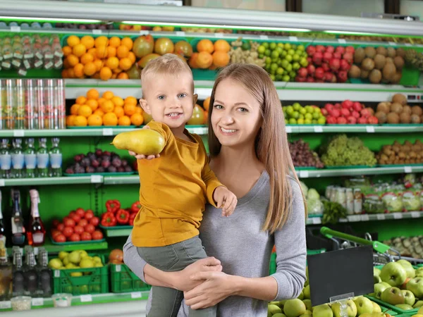 Jonge Moeder Met Kleine Zoon Kiezen Van Voeding Supermarkt — Stockfoto