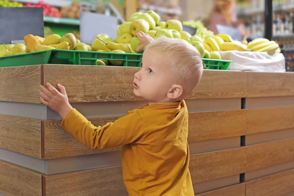 Băiețelul alege mere — Fotografie, imagine de stoc
