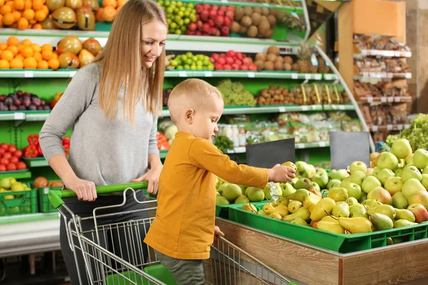 Jonge Moeder Met Kleine Zoon Kiezen Appels Supermarkt — Stockfoto