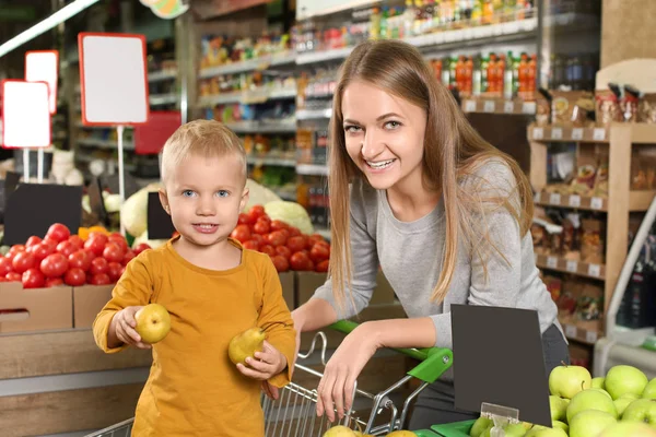 Jonge Moeder Met Kleine Zoon Kiezen Peren Supermarkt — Stockfoto