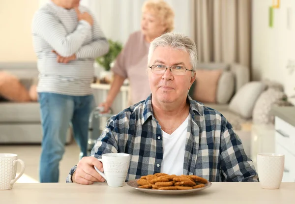 パーソナルケア ホームで朝食を持っている年配の男性 — ストック写真