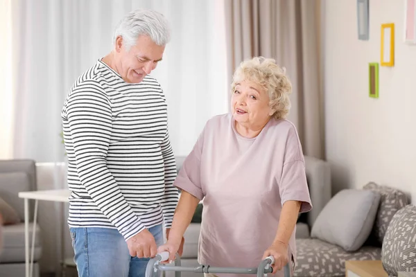 Seniorin Mit Rollator Mann Redet Pflegeheim — Stockfoto