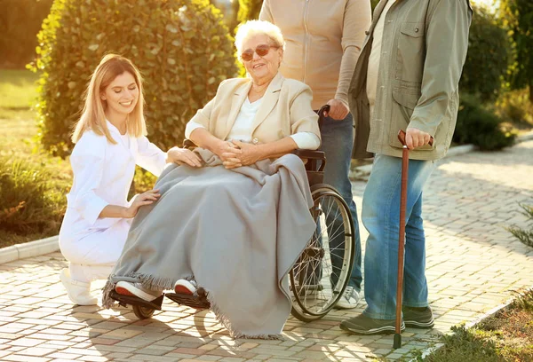 Senior Vrouw Rolstoel Met Verpleegster Uit Zorg Thuis Haar Vrienden — Stockfoto