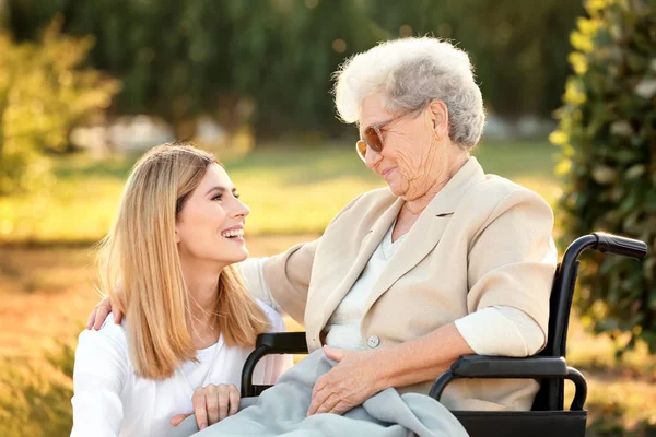 Donna Anziana Sedia Rotelle Infermiera Casa Cura All Aperto — Foto Stock