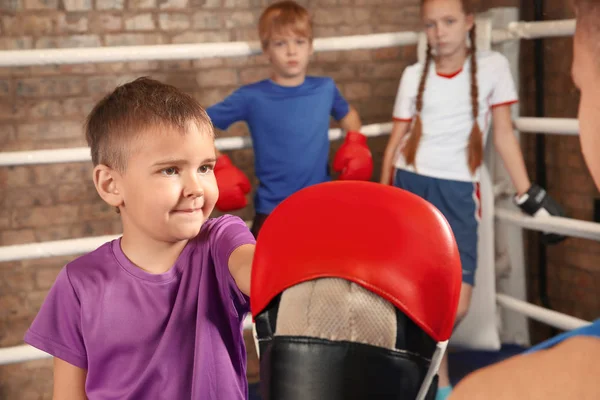 Niño Pequeño Con Entrenador Ring Boxeo — Foto de Stock