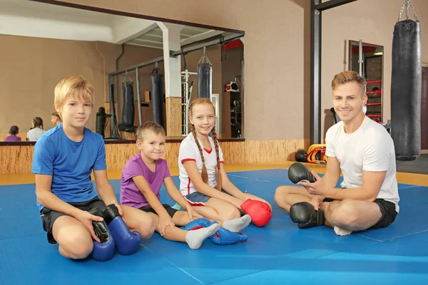 Niños Pequeños Con Entrenador Gimnasio — Foto de Stock
