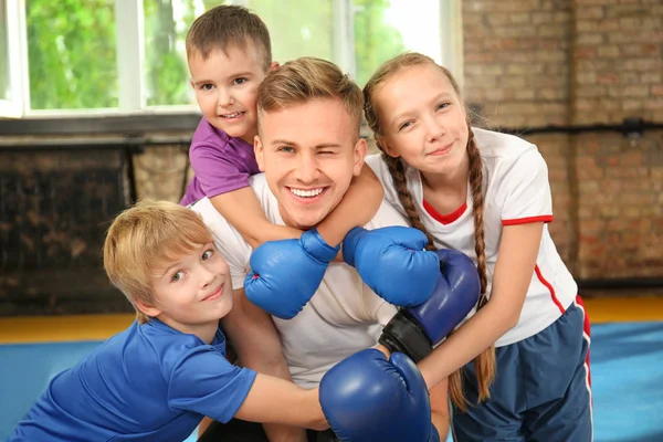 Niños Pequeños Guantes Boxeo Con Entrenador Interiores — Foto de Stock