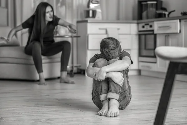 Vrouw Schelden Haar Zoon Thuis Zwart Wit Effect — Stockfoto