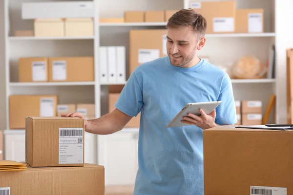 Joven preparando paquetes — Foto de Stock