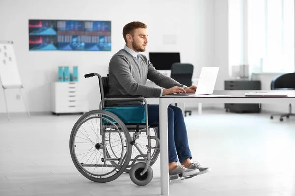 Joven en silla de ruedas — Foto de Stock