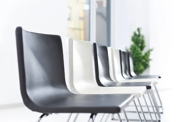 Zwart-wit stoelen in lege ruimte — Stockfoto