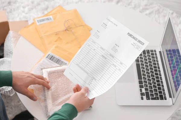 Young man with purchase order sheet — Stock Photo, Image