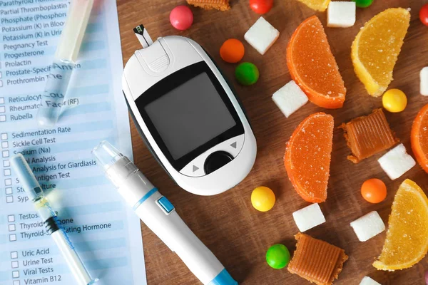 Digitales Glukometer Spritze Lanzettenstift Und Süßigkeiten Auf Dem Tisch Diabetes — Stockfoto