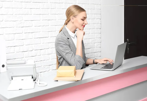 Kvinnlig Receptionist Arbetsplatsen — Stockfoto