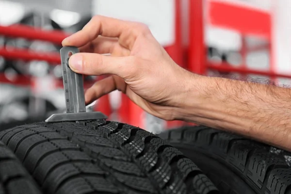 汽车维修中心轮胎胎面深度的机械测量 — 图库照片