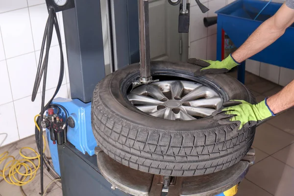 Professional Mechanic Using Modern Equipment Change Tire Car Service Center — Stock Photo, Image