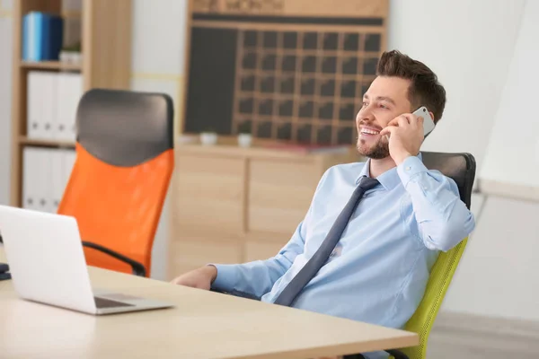 Jovem falando ao telefone — Fotografia de Stock