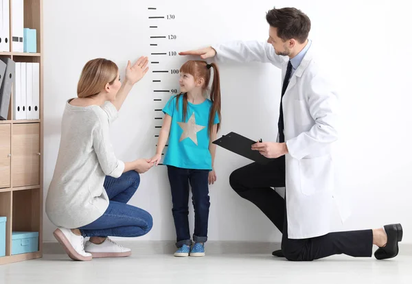 Docteur mesure la hauteur de la fille — Photo