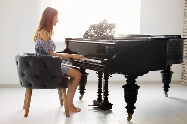 Evde Piyano Çalan Kadın Stok Resim