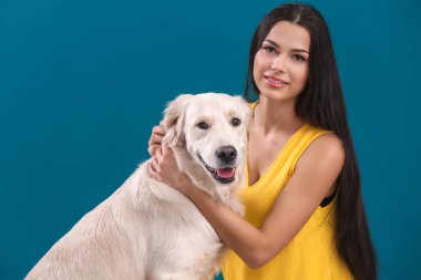 Genç kadın ile köpek renk arka plan üzerinde. Evde beslenen hayvan ve sahibi arasındaki dostluk