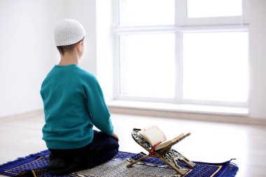 Müslüman çocuk dua ediyor.