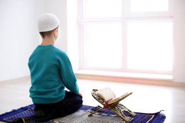Müslüman çocuk dua ediyor.