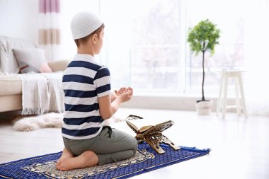 Müslüman çocuk dua ediyor.