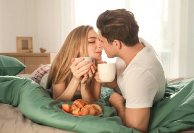 genç bir çift having kahvaltı