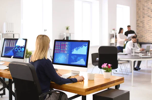 Woman working with stock data — Stock Photo, Image