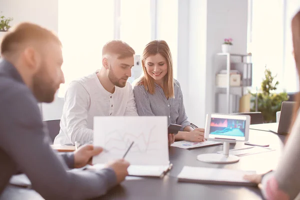 Empleados de oficina reunidos — Foto de Stock