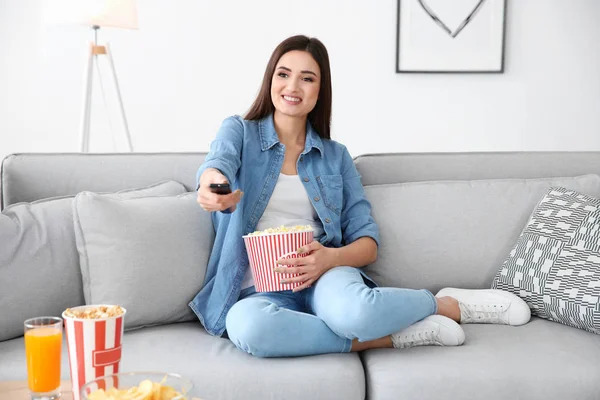 Mujer joven viendo la televisión —  Fotos de Stock