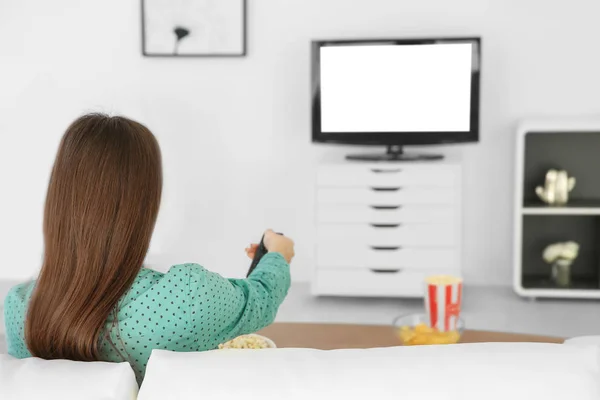 Mujer Joven Viendo Televisión Sofá Casa — Foto de Stock