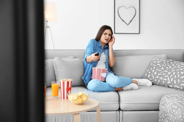 Jonge Vrouw Kijken Sofa Thuis — Stockfoto