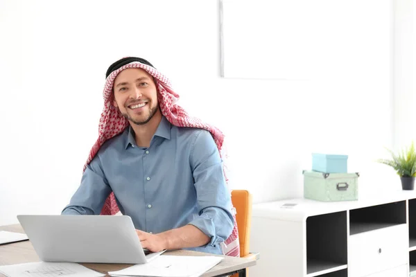 Muslim Businessman Traditional Clothes Workplace — Stock Photo, Image