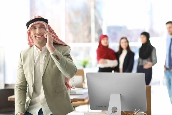 Pengusaha Muslim Dalam Pakaian Tradisional Berbicara Telepon Tempat Kerja — Stok Foto