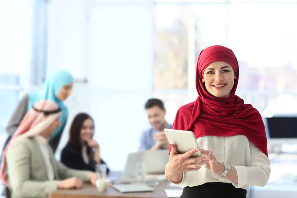 Muslimische Geschäftsfrau Traditioneller Kleidung Arbeitsplatz — Stockfoto
