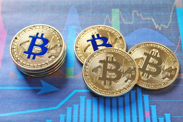 Goldene Bitcoins auf dem Chart — Stockfoto