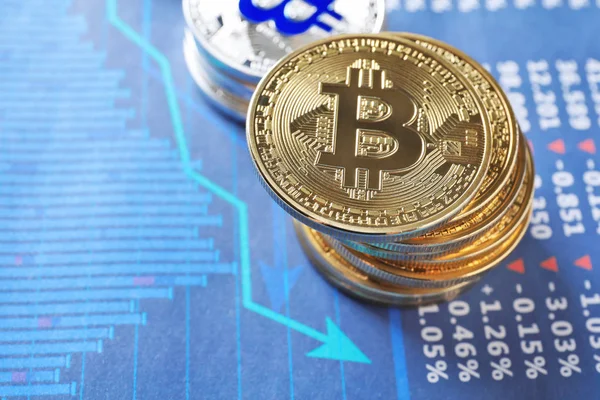 Goldene und silberne Bitcoins auf dem Chart. Finanzhandel — Stockbild Goldene und silberne Bitcoins auf dem Chart — Stockfoto