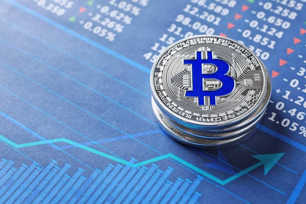 Silber-Bitcoins auf dem Chart — Stockfoto
